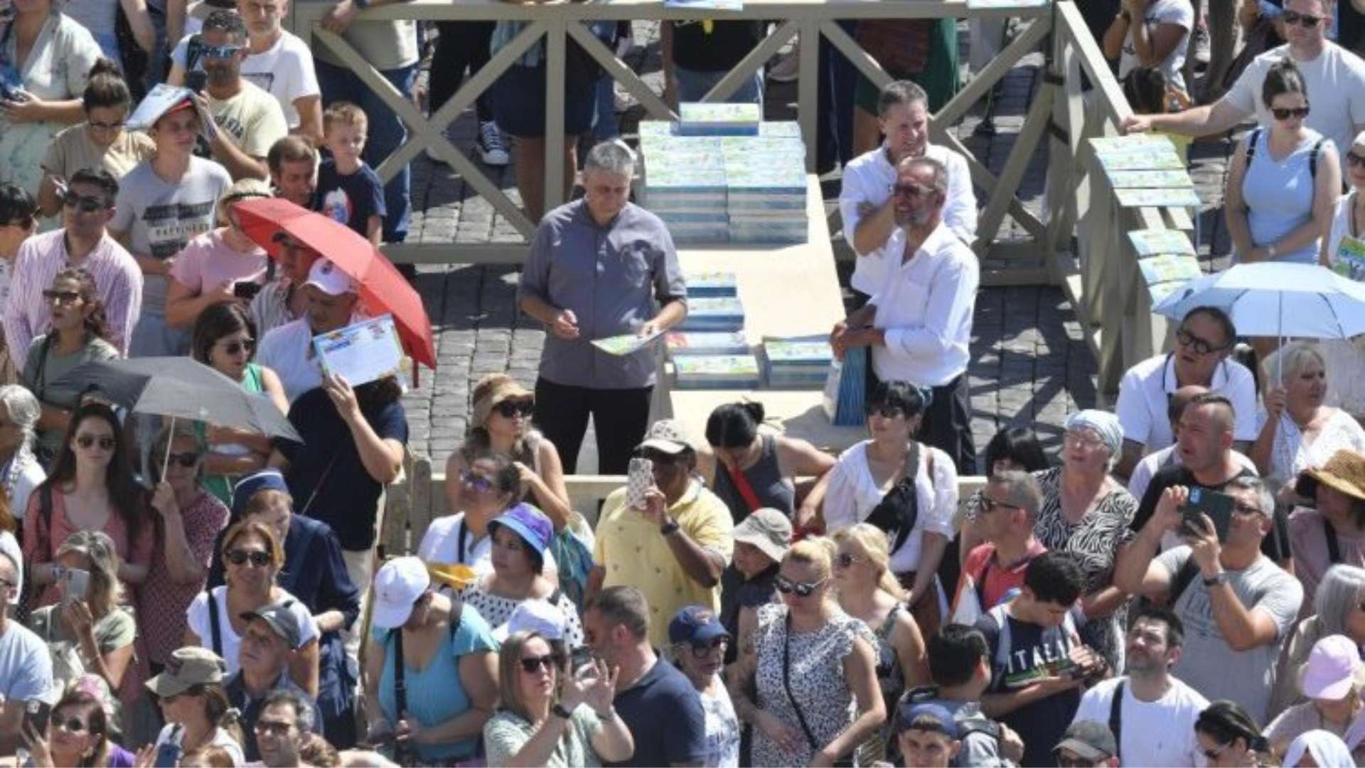 Il catechismo “Passodopopasso” distribuito in Piazza San Pietro, il ringraziamento del Papa durante l’Angelus